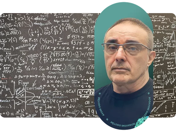 Prof. Regis Cortês em frente a uma lousa com fórmulas de matemática